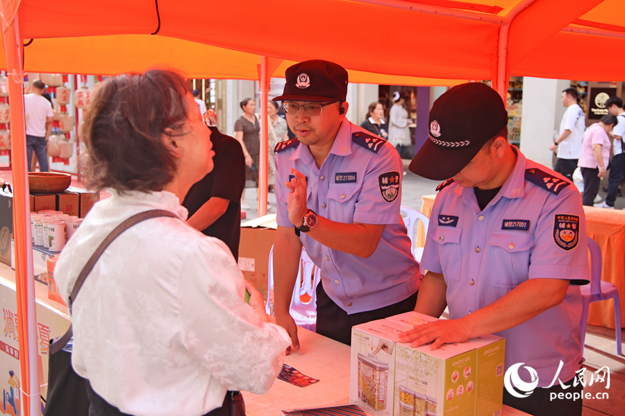 民警為市民普及反詐知識。人民網記者 陳博攝
