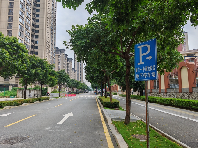 改造后，廈門一中（海滄校區）有效解決上下學“停車難”問題