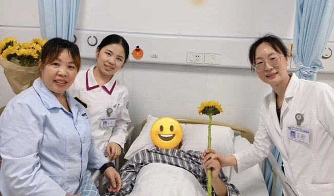 護士們為患者送上鮮花，傳遞祝福
