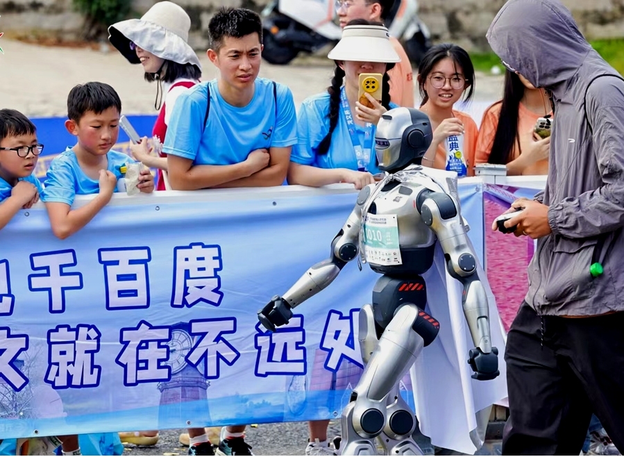 參加跑步的機器人引群眾關注。龍文區融媒體中心供圖