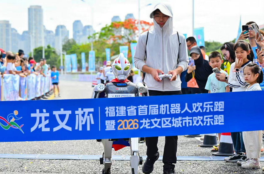 機器人即將越過終點線。龍文區融媒體中心供圖