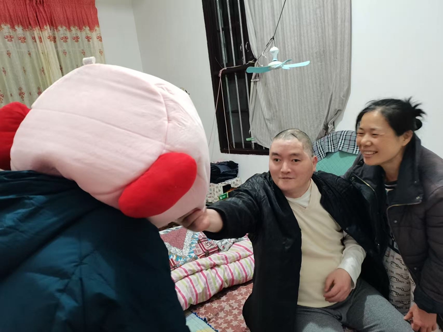 李真華悉心照料重病的丈夫