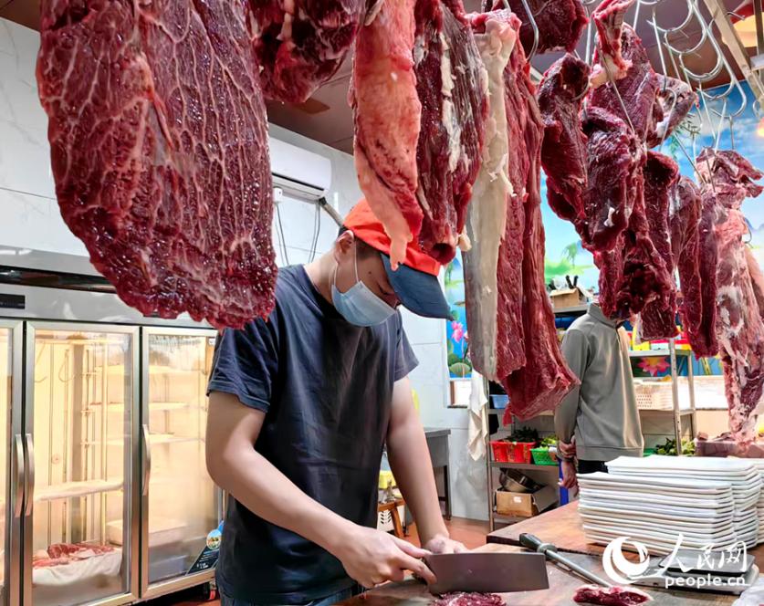 在詔安縣一家牛肉火鍋，工作人員在切鮮牛肉。人民網 蘇海森攝
