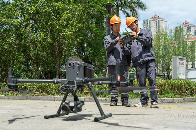 工作人員調試無人機，准備開展燃氣管道空中巡檢作業。林雙偉攝