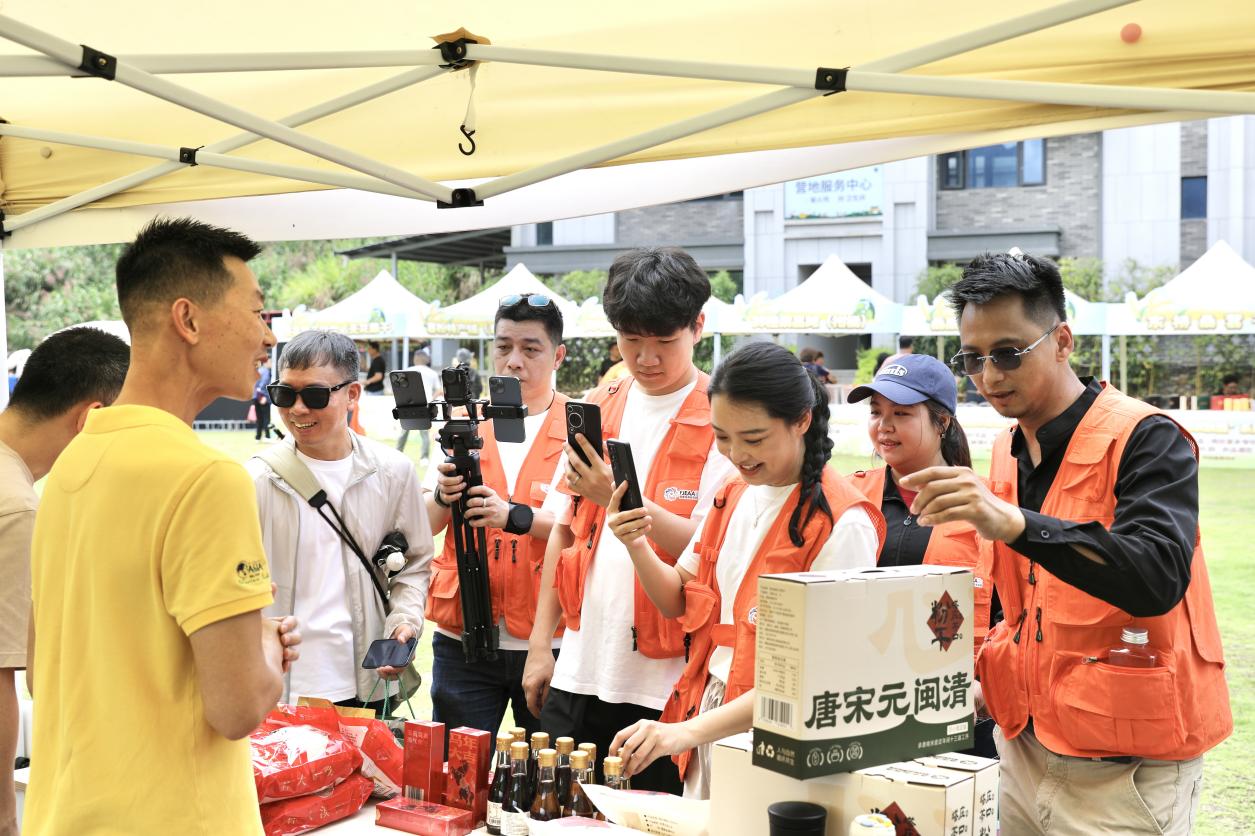 在九野小镇的“福农优品”集市上,福建电商助农联盟主播对着镜头热情推介。主办方供图