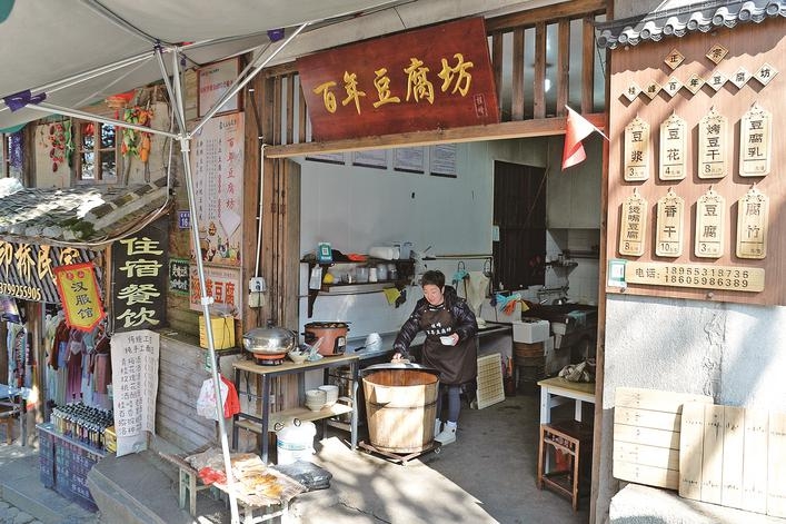 蔡月芳給顧客打豆腐腦