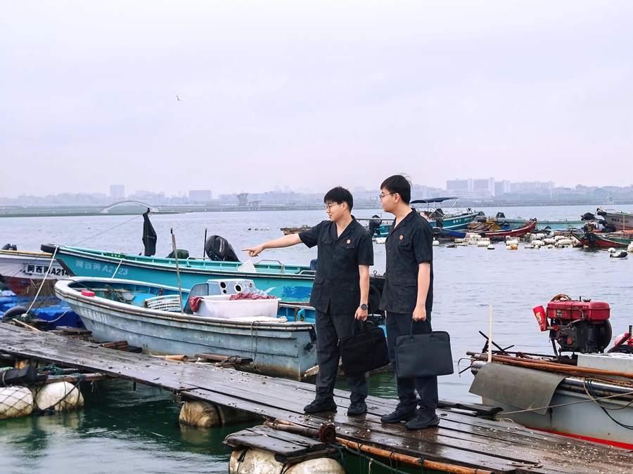 同安法院干警走访渔港。厦门中院供图
