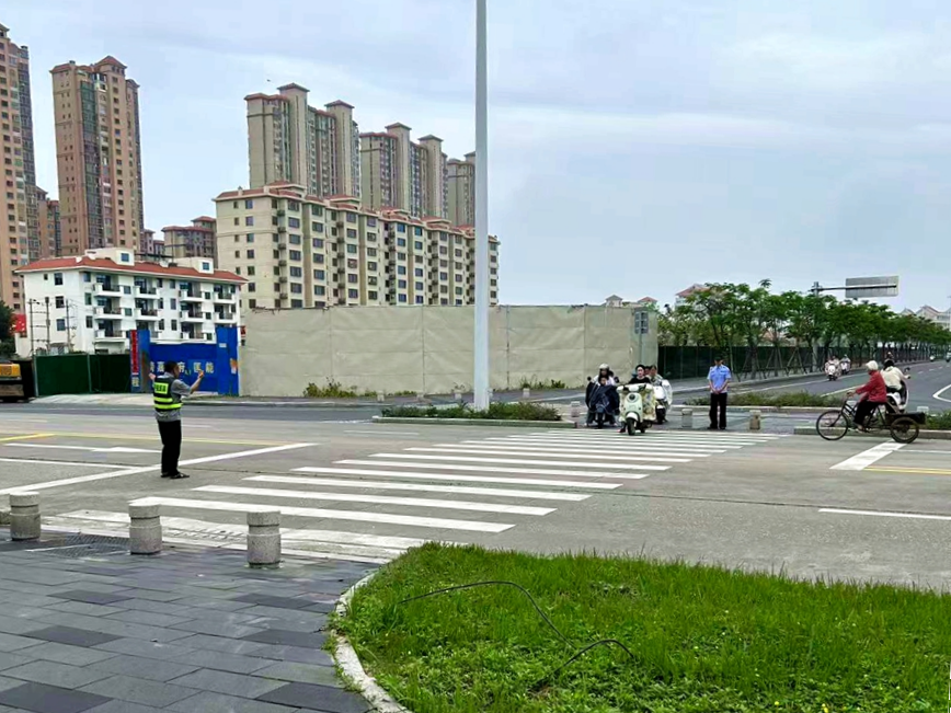 辅警在路口执勤。王女士供图