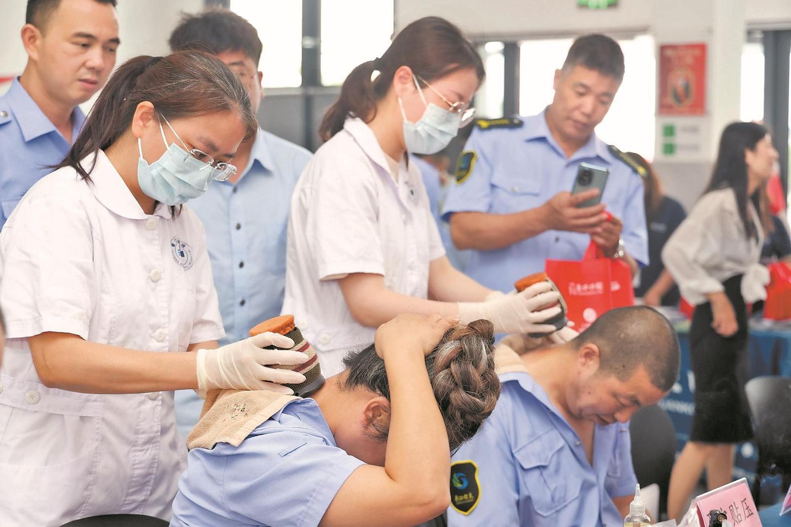 护理团队为驾驶员提供刮痧、艾灸等理疗服务