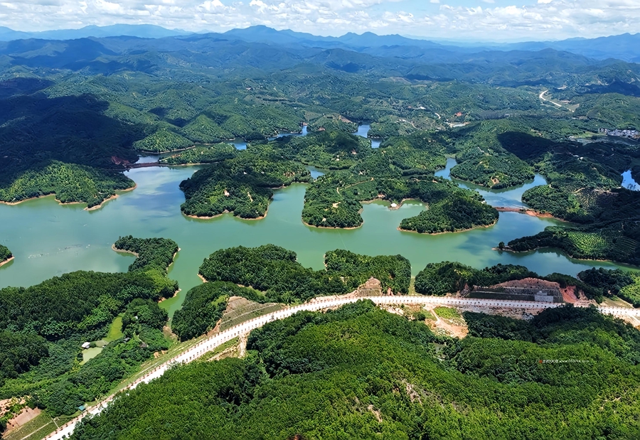 凌空俯瞰，永定龙湖宛如一条腾跃于群山之间的碧绿“巨龙”。