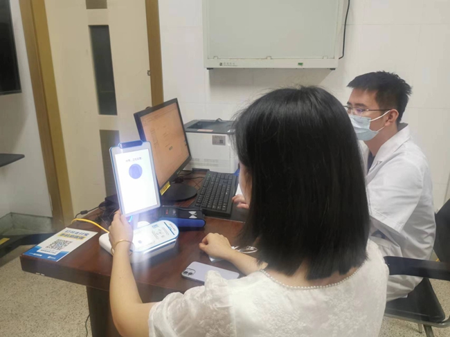 群眾可通過“刷臉”進行就診、結算、取藥、抽血等