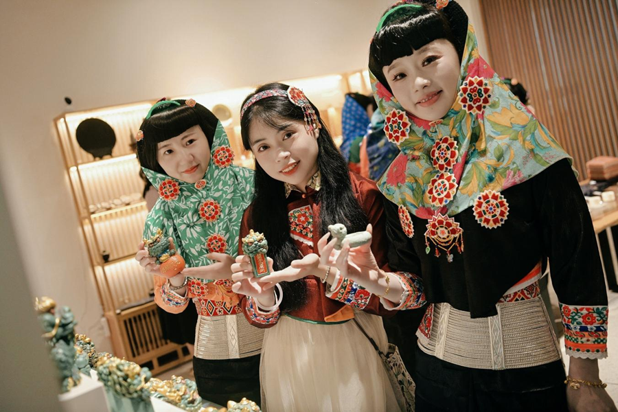 “指尖承古藝 巧作綻芳華”網絡名人採風活動中，惠安女們在工業游活動現場。惠安縣委宣傳部供圖