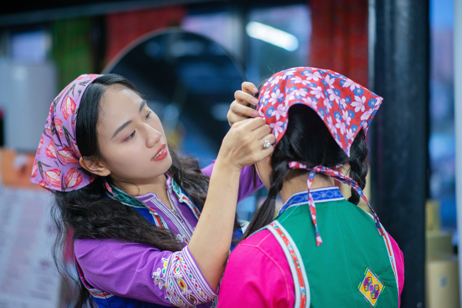 專注於非遺惠安女服飾的返鄉創業青年‌李開白正在為游客做惠女服飾妝造。庄從容攝