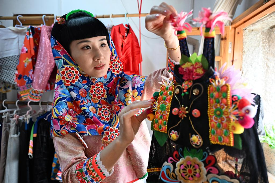 惠安女服飾代表性傳承人張美玲在整理惠女服。惠安縣委宣傳部供圖
