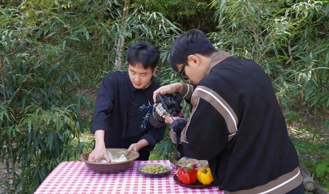 卓林峰（左）和沈翔宇（右）在拍攝視頻。泗橋鄉供圖