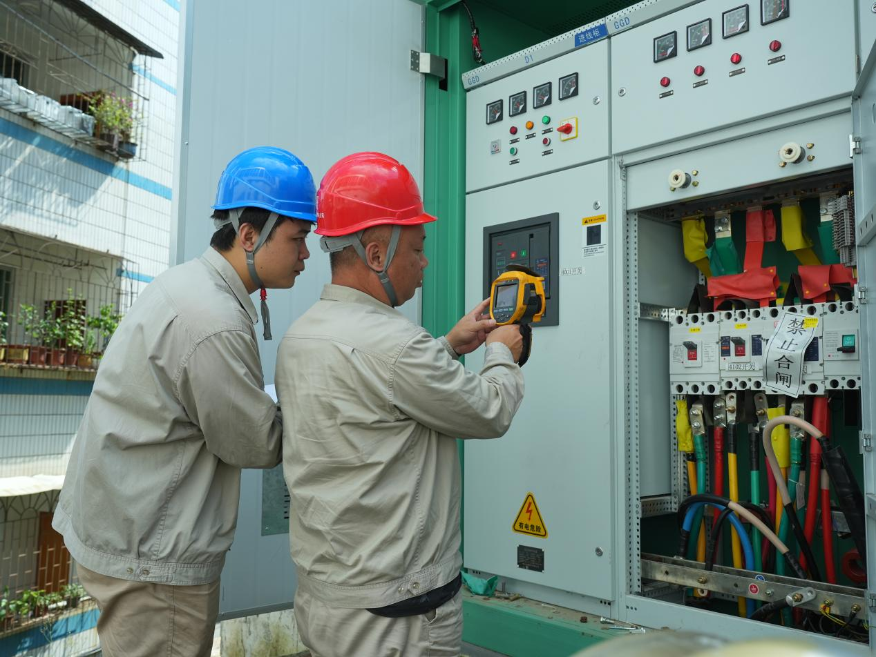 國網長汀縣供電公司對高考考點的核心供電設備開展全負荷壓力測試。國網長汀縣供電公司供圖