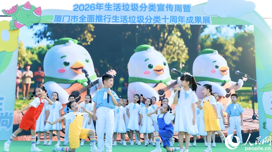 现场童声歌舞表演。人民网记者 陈博摄