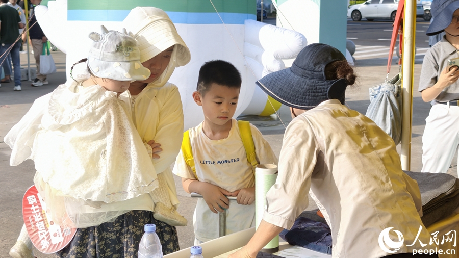 工作人员向市民宣传垃圾分类。人民网记者 陈博摄