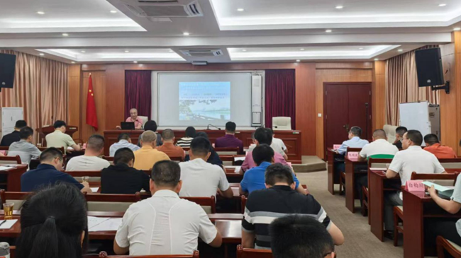 安溪縣地質災害研究所所長卓萬生在縣委黨校縣管干部培訓會上講解地質災害防治知識