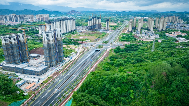 隨著國道G205上杭背頭嶺至湖洋段建成通車，這條曾困擾當地多年的“斷頭路”被徹底打通。張銳暢攝
