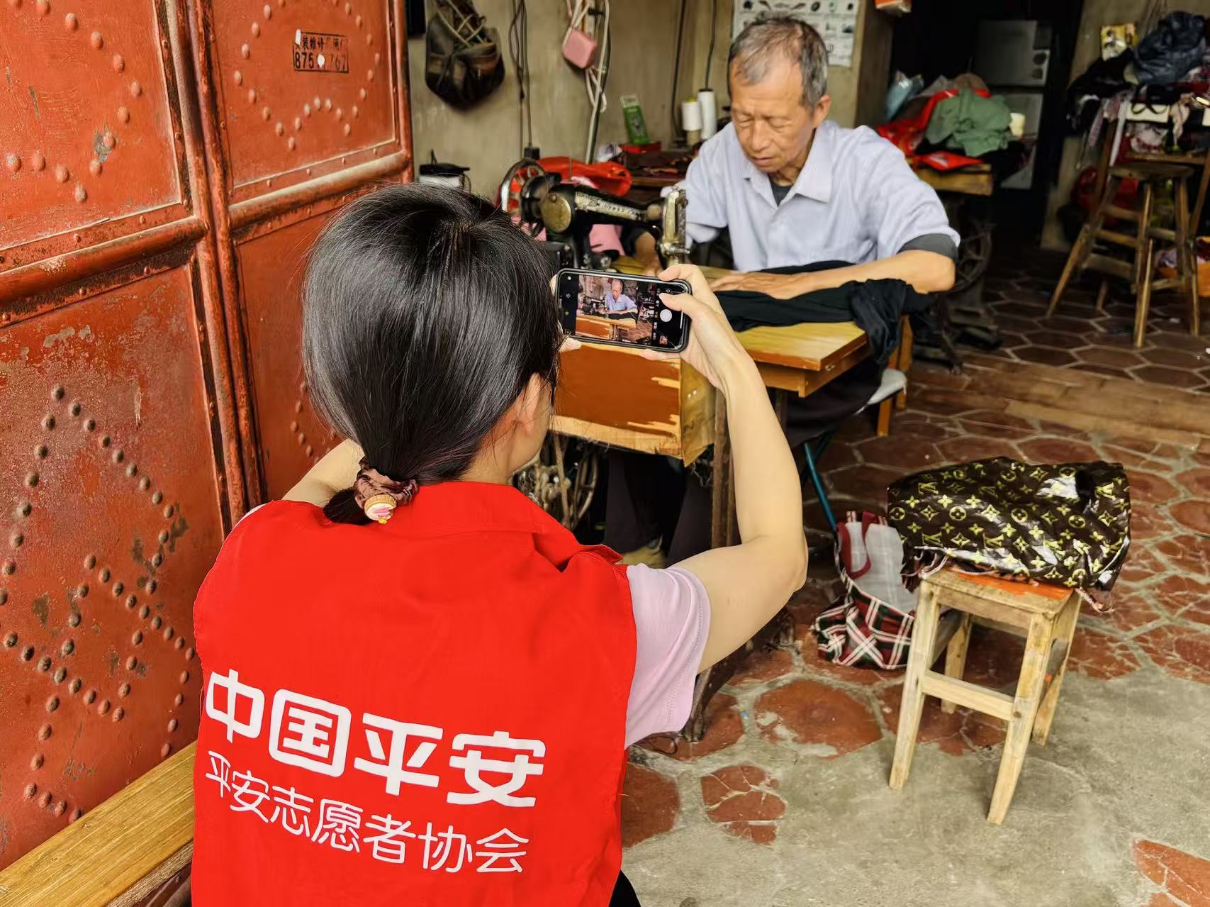 平安產險志願者幫助老手藝人紀念匠心堅守。