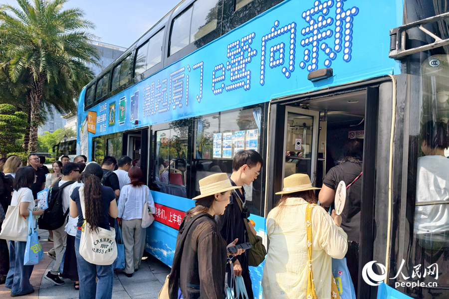 採風團一行登上印有“潮起廈門 e鷺向新”主題的雙層巴士，開啟豐富多彩的行程。人民網記者 陳博攝