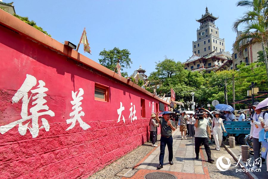漫步於歷史悠久的集美大社中，在街頭巷尾體驗閩南古早煙火氣。人民網記者 陳博攝