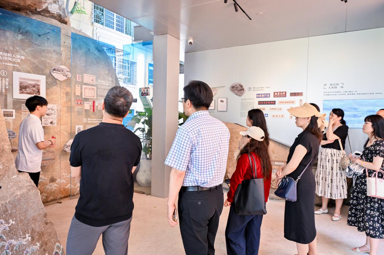 媒體團參觀廈門首個“帶現狀建筑物和風貌保護要求出讓”的城市更新項目。