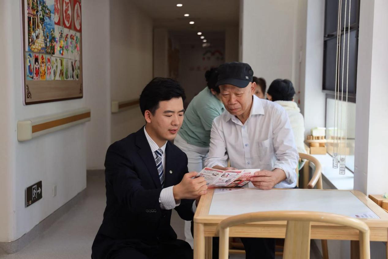 中國銀行福建省分行工作人員通過上門走訪、暖心宣講等方式，細心服務僑胞僑眷，傳遞金融溫度。中國銀行福建省分行供圖