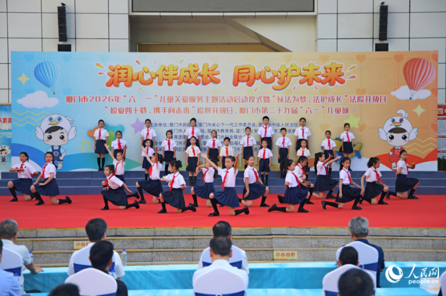合唱表演《紅領巾愛祖國》。人民網記者 陳博攝