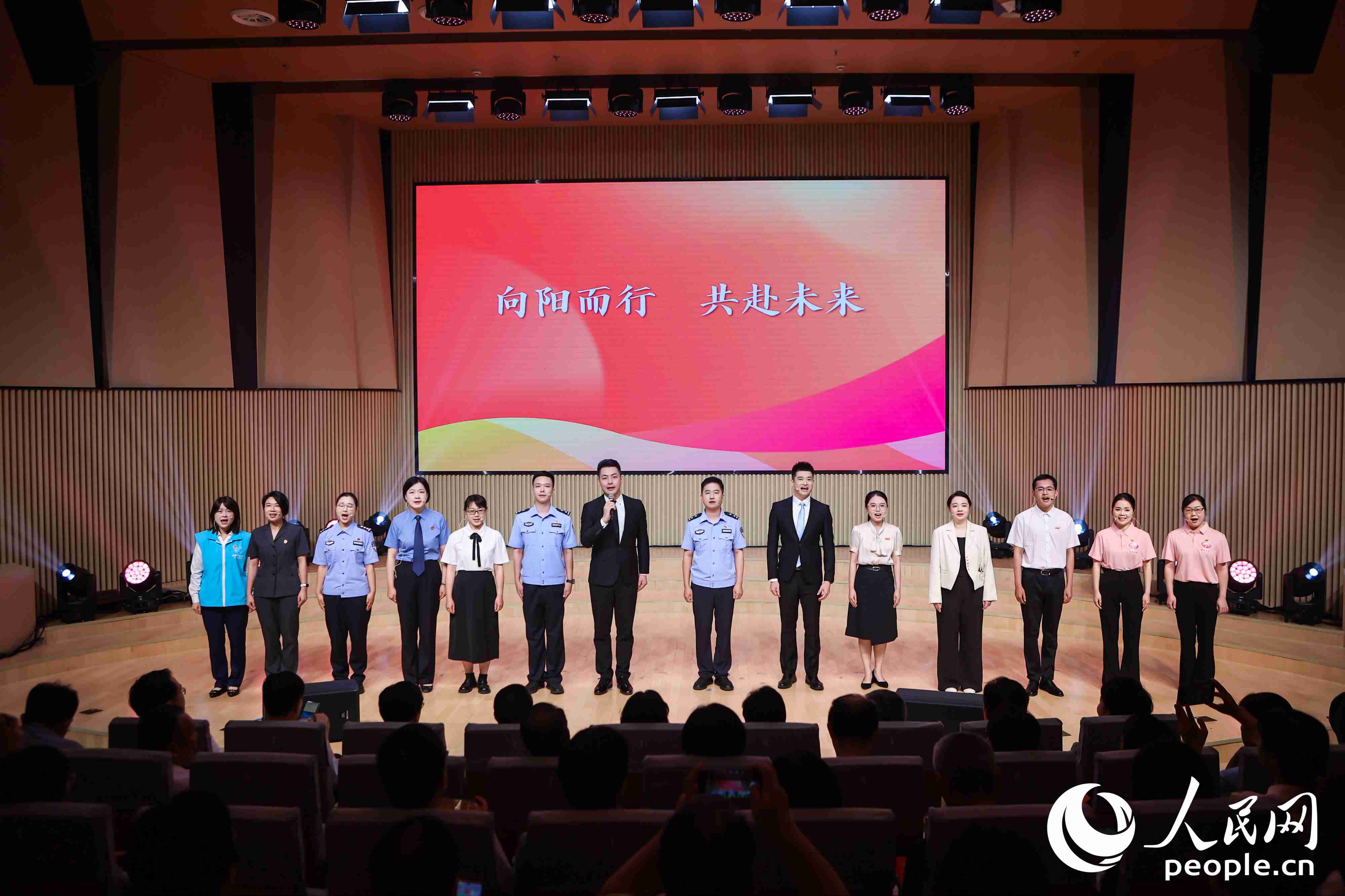 未成年人保護工作機制各成員單位、社會各界代表共同發出“護航行動”宣言。人民網攝