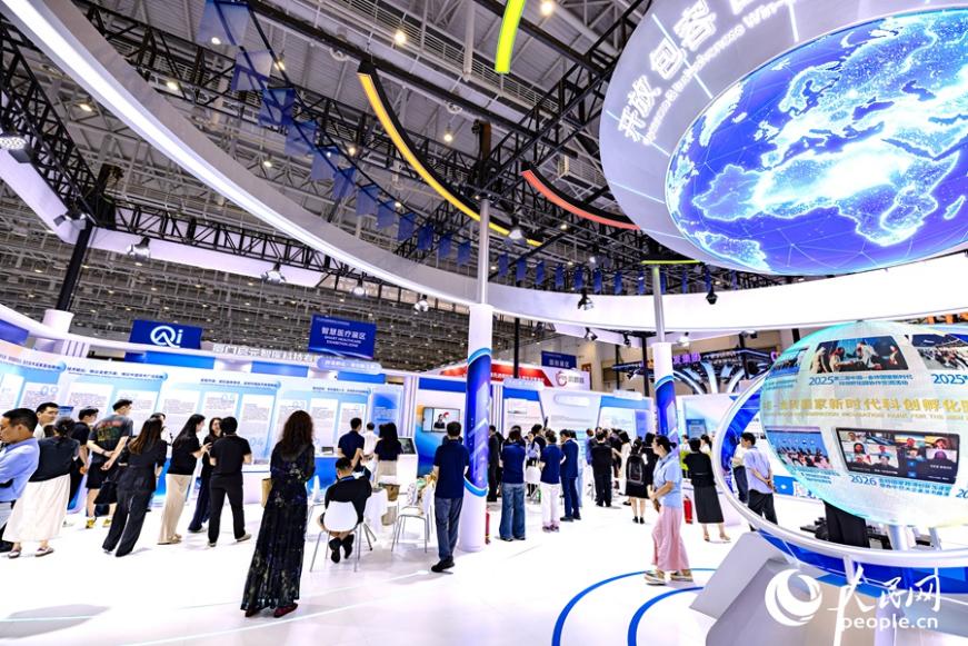 “金磚展”上，人潮涌動。人民網 楊灝昱攝