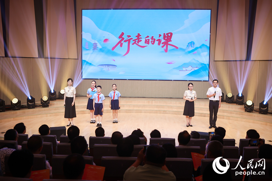 福州教育学院附属第一小学师生生动演绎了新时代学校温暖集体建设的感人事迹。人民网摄