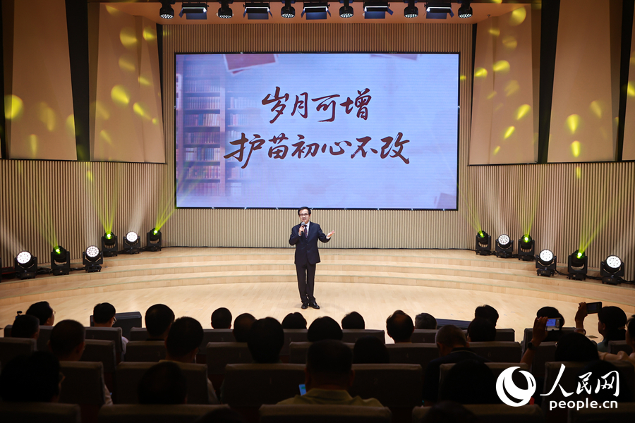 省关工委志愿者代表唐钢讲述了以余热护新芽、以大爱伴成长的“五老”情怀。人民网摄