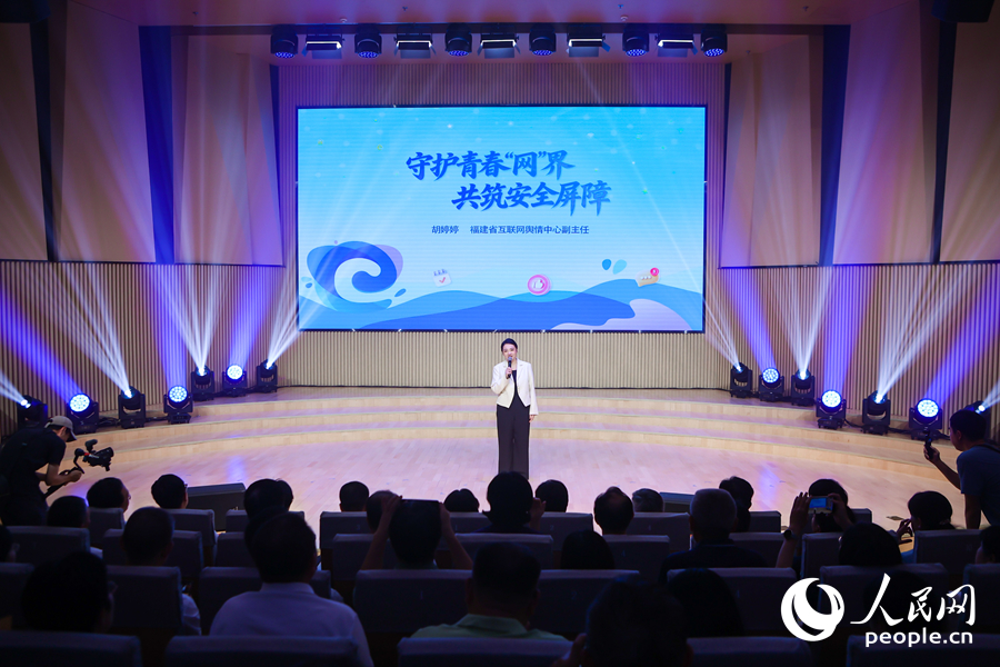 福建省委网信办干部胡婷婷诠释了网信人以“护苗”初心守护青春“网”界的执着笃定。人民网摄