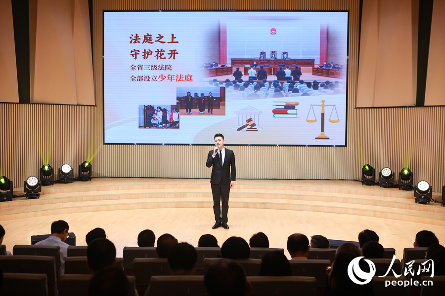 福州市委政法委干部郑源发出以法为盾护航八闽少年未来的铮铮誓言，唤起全场共鸣。人民网摄
