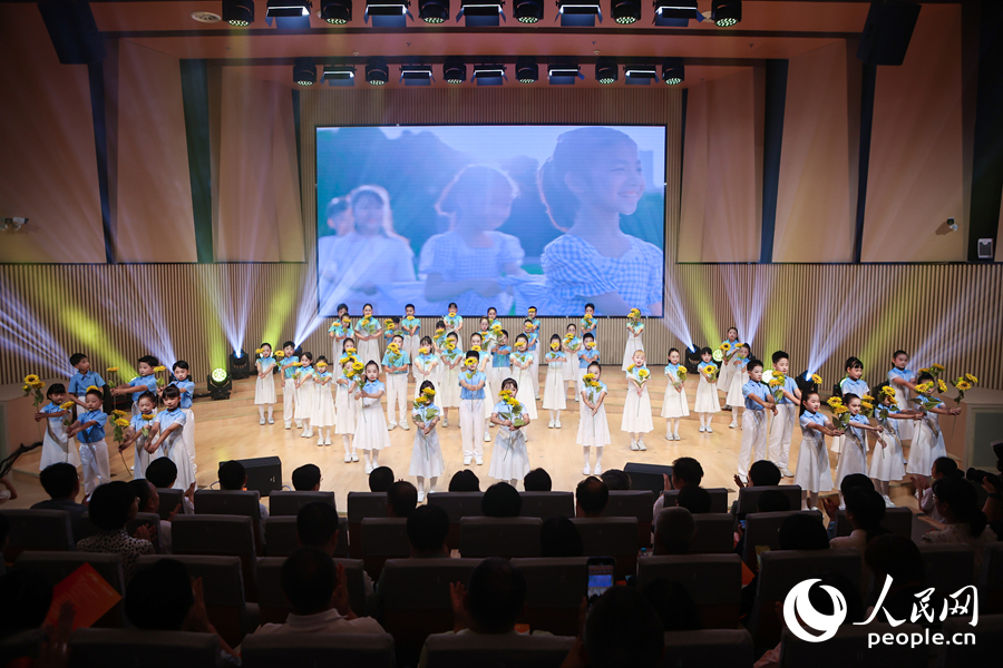 少年儿童深情演绎的歌曲《最好的未来》。人民网摄
