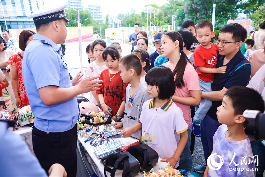 “向阳花开”市集吸引亲子体验。人民网摄