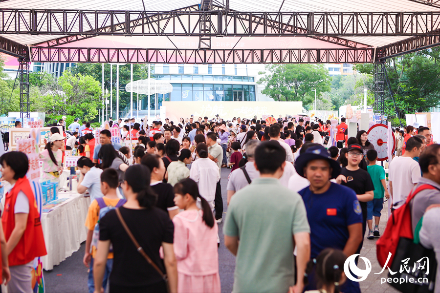 “向阳花开”市集现场人潮涌动。人民网摄