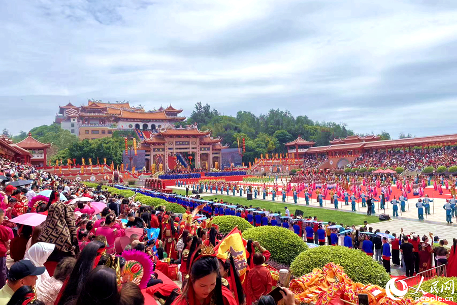 農歷三月，湄洲島迎來了大批海內外媽祖敬仰者。人民網記者 林盈攝