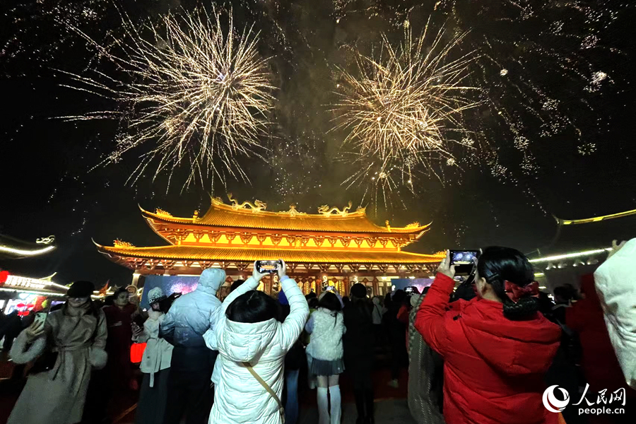 跨年夜在湄洲祖廟祈福的人們。人民網記者 林盈攝
