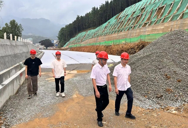 九都鎮新老鎮長在項目現場交接