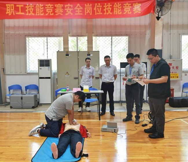 在安全崗位技能競賽現場，員工進行心肺復蘇實操比賽