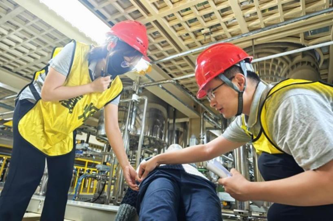 員工在“安全大偵探”主題活動中查找安全隱患，開展應急救援