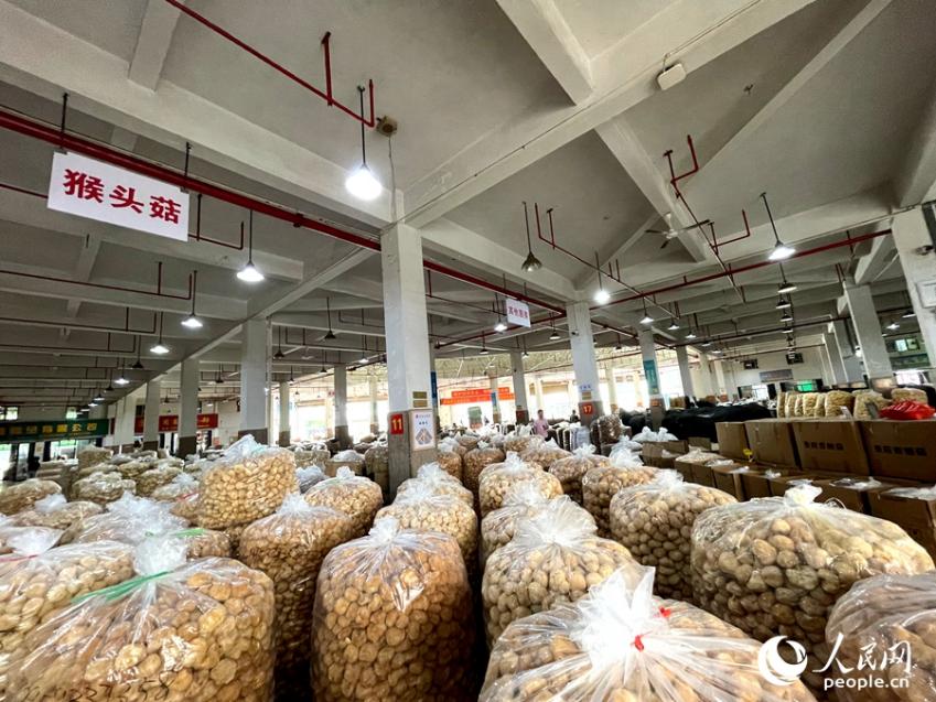 在古田食用菌批发市场里，银耳、香菇、猴头菇、茶树菇、竹荪等货品一应俱全。人民网记者 陈蓝燕摄