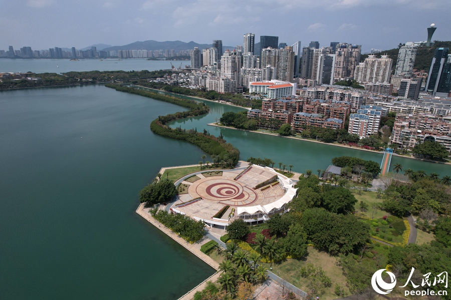 水清岸绿，厦门筼筜湖建设成为“美丽河湖”。人民网记者 陈博摄
