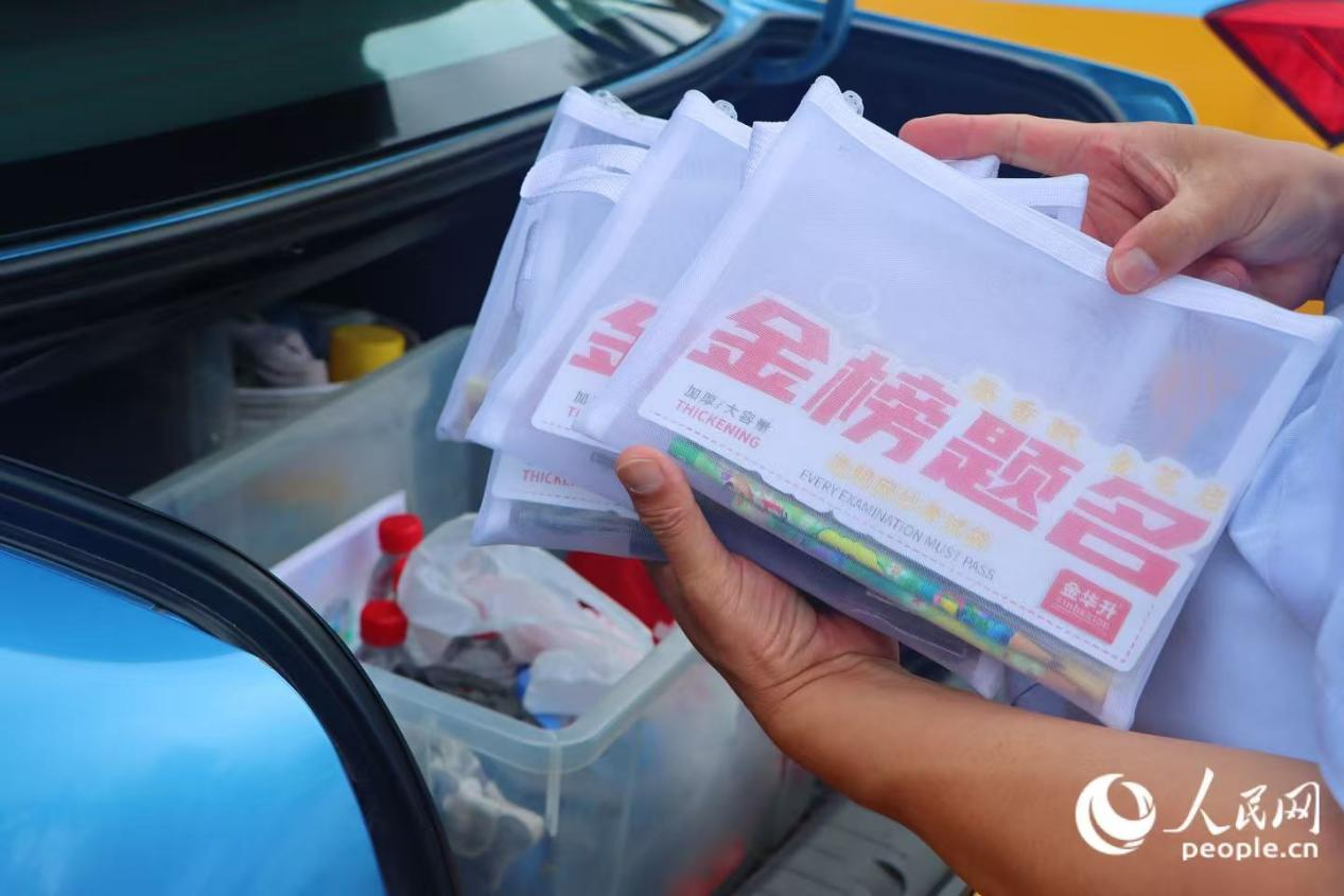 陈章宇为考生准备的文具。人民网 林铭贤摄
