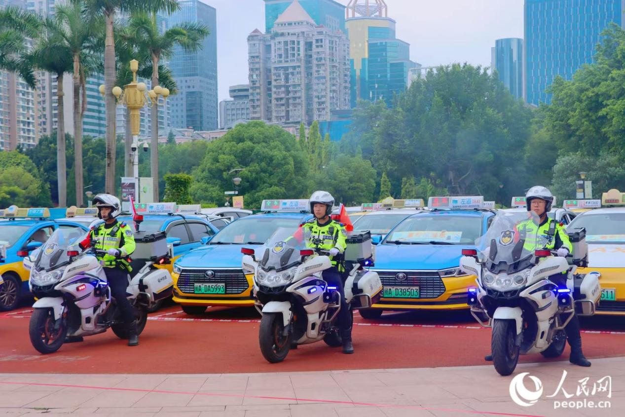 送考护考车辆集结就位。人民网 林铭贤摄