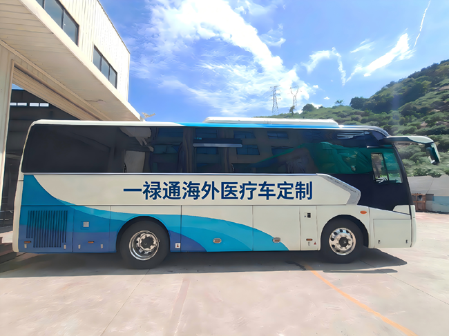 发往牙买加的定制医疗车。漳州开发区供图