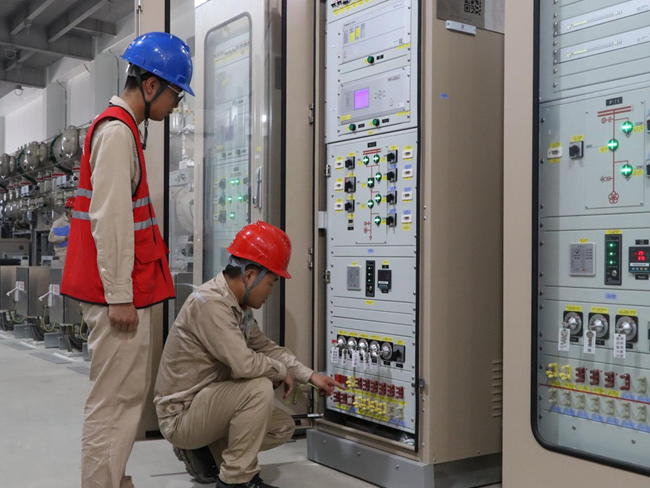 福建送变电公司施工人员进行投运前检查